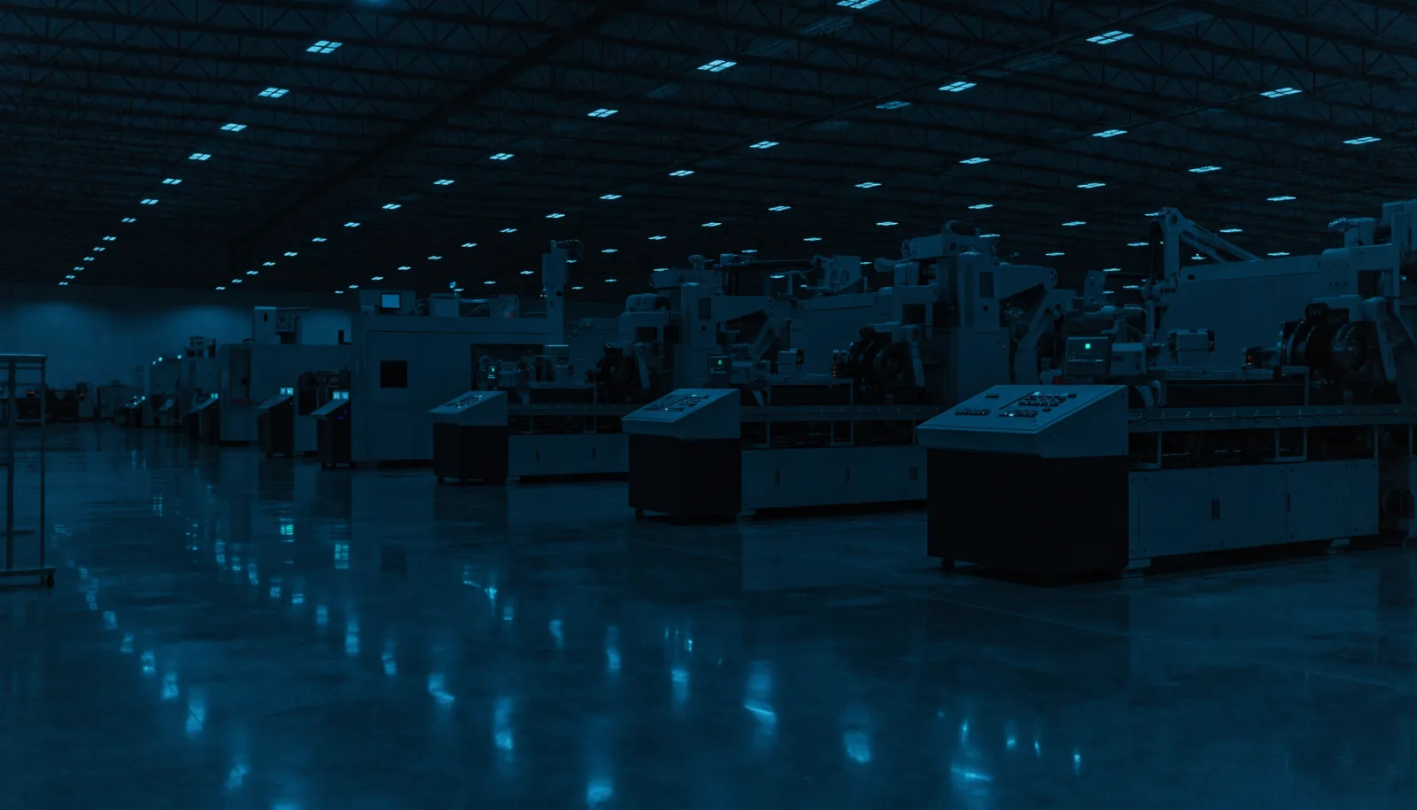 Planta industrial con sensores IoT y visión artificial aplicando IA a mantenimiento predictivo